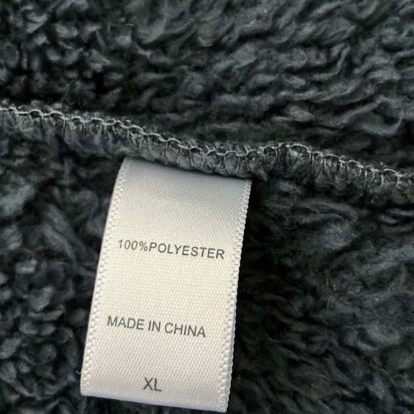 Like New Koolaburra by UGG Embossed Sherpa Fleece Vest Blackened Pearl, Size XL - Picture 10 of 10